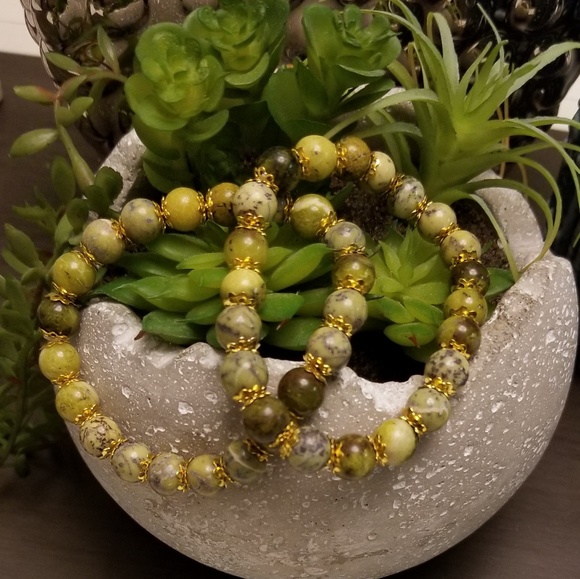 Mixed green beads stretch bracelet - Picture 3 of 3